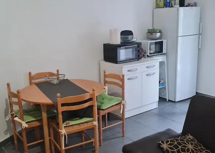 T3, 65 M2, La Seyne Sur Mer,300M Du Port, Terrasse Et Petite Cour, 2 Chambres Et Salon