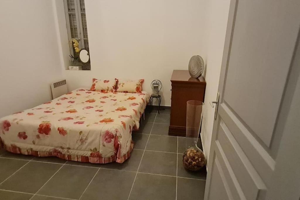 Apartment T3, 65 M2, Sur Mer,300m Du Port, Terrasse Et Petite Cour, 2 Et Salon La Seyne-sur-Mer